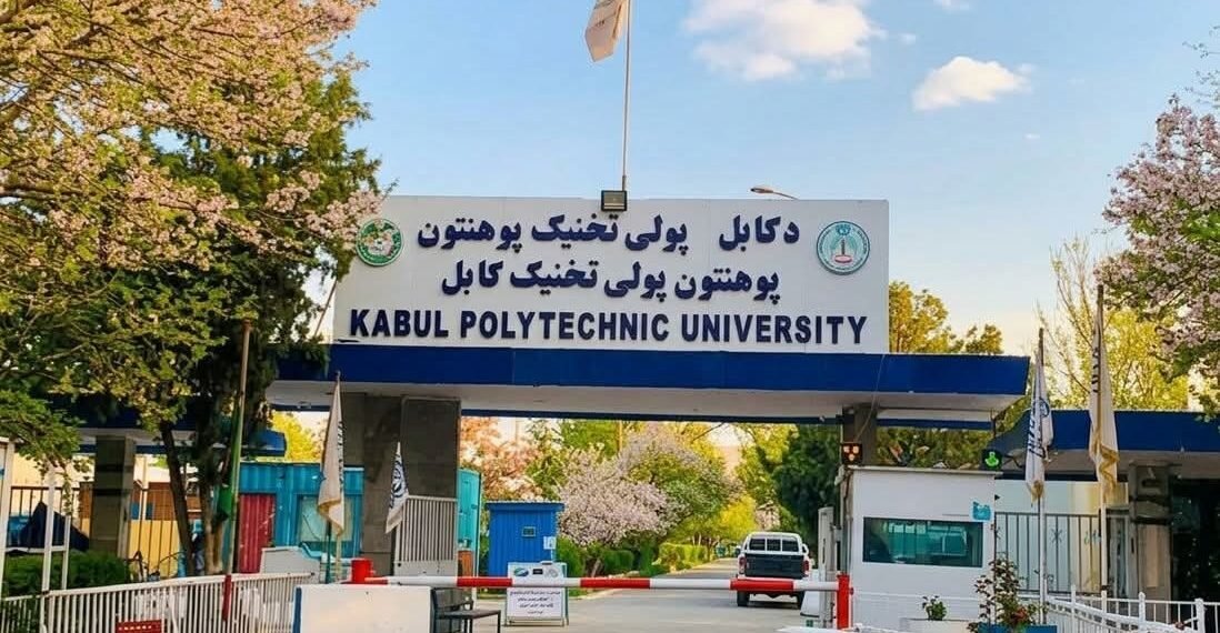 کابل‌ده پولی تخنیک بیلیم یورتیده بیر طلبه‌نینگ ادعا قیلیشیچه بو یېرده قیزیل تاقّی منع قیلینگن