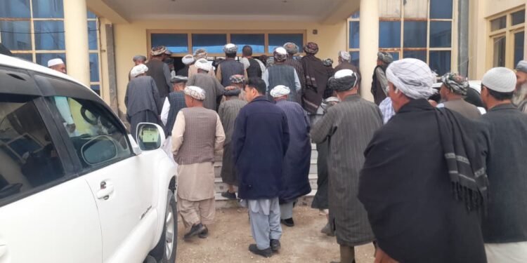 اندخوی‌ده ناقللرنی جایلشتیریش؛ طالبان محلی رسمیلری ناتانیش آدملرگه تذکره بېرماقده