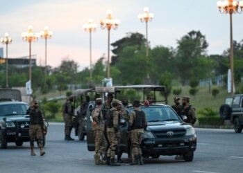 اسلام آبادده‌گی بیر هفته‌لیک ترانسپورت چېکلاولر بېکار قیلیندی