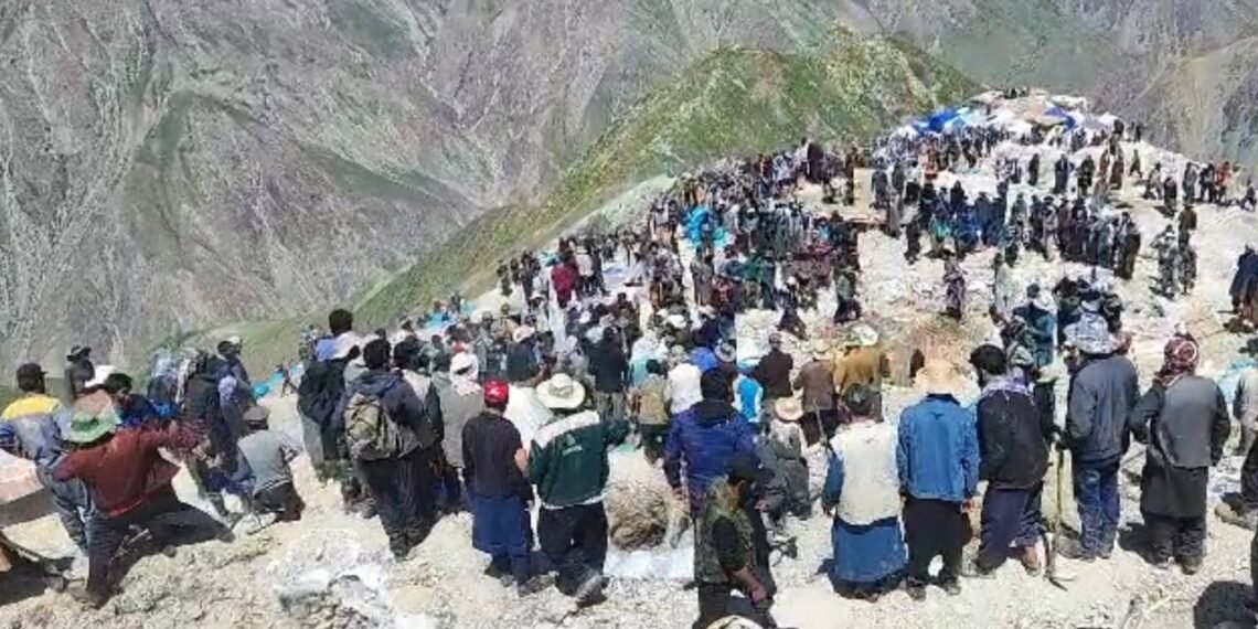 بدخشان‌ده آلتین اوستیده جنجل؛ طالبان بیرمینگ کیشی‌لیک قوشون بیلن کانلرنی تۉلیق اېگه‌لماقده