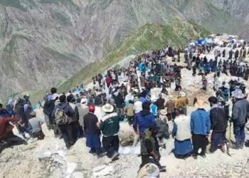 بدخشان‌ده آلتین اوستیده جنجل؛ طالبان بیرمینگ کیشی‌لیک قوشون بیلن کانلرنی تۉلیق اېگه‌لماقده