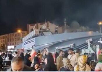 ایران حربی‌لری بو مملکت‌نینگ ینگی هجومچی قایق‌نی نمایش اېتدی