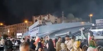 ایران حربی‌لری بو مملکت‌نینگ ینگی هجومچی قایق‌نی نمایش اېتدی