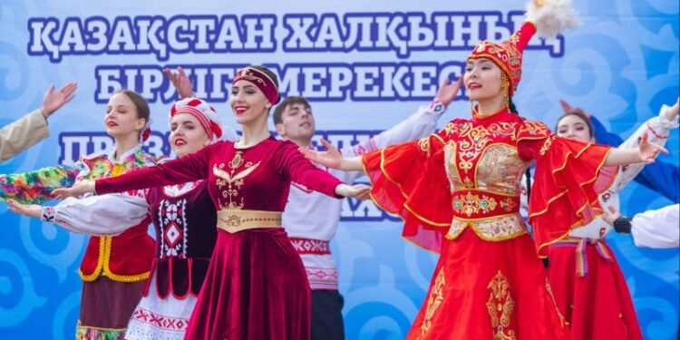 خلق بیرلیک کونی: اۉنلب ملتلر قزاقستاننی اۉز اویی دېب بیله‌دیگان یېر