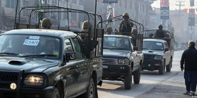 خیبرپختونخواه ایالتیده یوزبېرگن پارتلشده ایکّی پولیس شامل ییتّی کیشی جان بېرگن