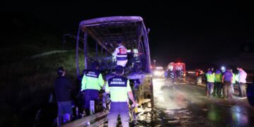 تورکیهده اۉلیملی یۉل حادثهسی؛ بیر اوتوبوس آلاو آلیب ۴۰ دن آرتیق کیشی اۉلیب و یرهلندی