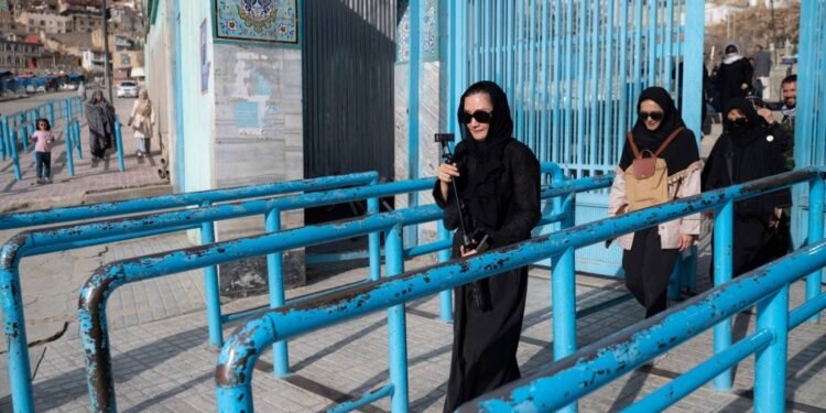 اۉتگن ایکّی آی دوامی‌ده آلتی مینگ‌گه یقین چېت‌اېللیک افغانستان‌گه کیریب چیققن