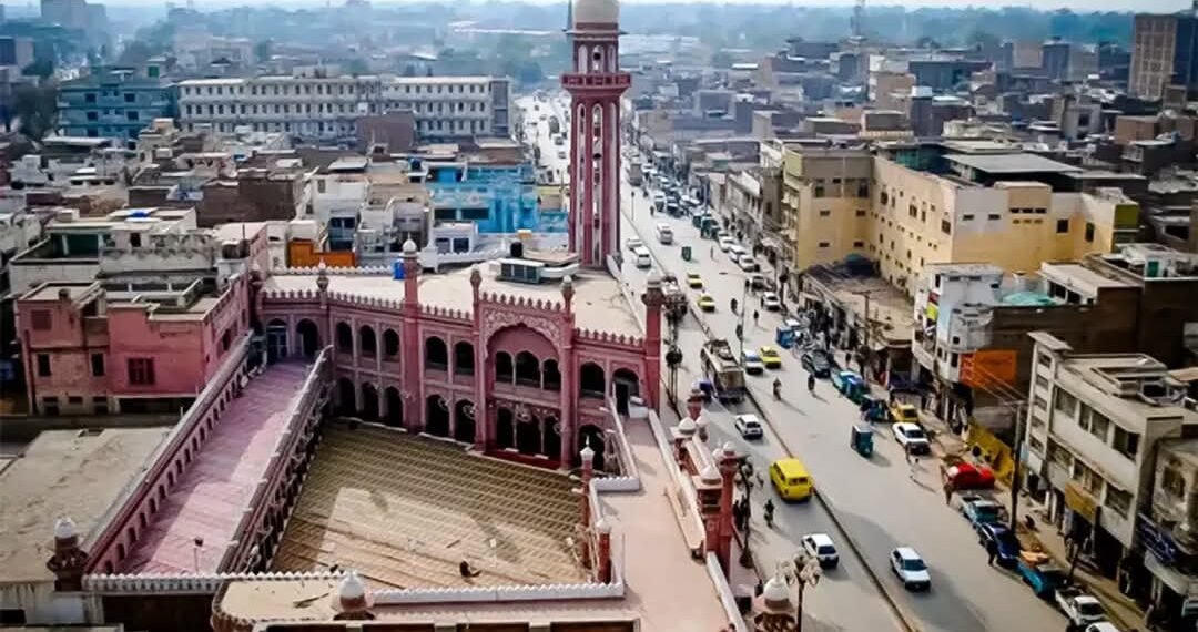 پشاورده‌ افغانستان مهاجر‌لریدن بیری ایکّی اۉغلینی آتیب اۉلدیرگن