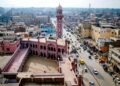 پشاورده‌ افغانستان مهاجر‌لریدن بیری ایکّی اۉغلینی آتیب اۉلدیرگن