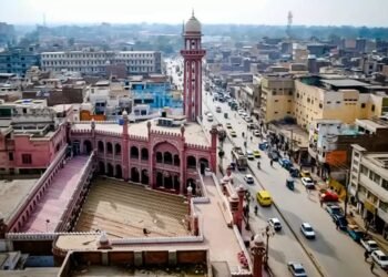 پشاورده‌ افغانستان مهاجر‌لریدن بیری ایکّی اۉغلینی آتیب اۉلدیرگن
