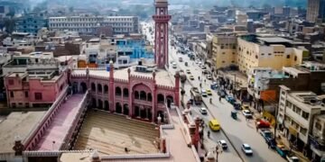 پشاورده‌ افغانستان مهاجر‌لریدن بیری ایکّی اۉغلینی آتیب اۉلدیرگن