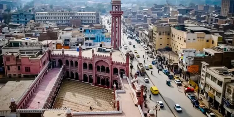 پشاورده‌ افغانستان مهاجر‌لریدن بیری ایکّی اۉغلینی آتیب اۉلدیرگن