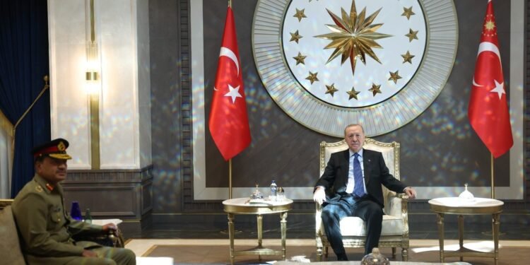 یقین شرق احوالی؛ اردوغان پاکستان اوردوسی قومندانینی حضوریگه قبول قیلدی