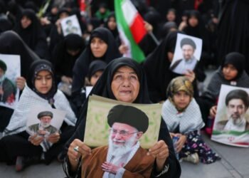 ایران سابق رهبری‌نینگ دفن مراسمی رسمی باشلنگن
