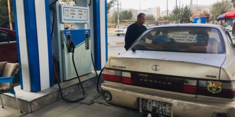 کۉچه‌ییب باره‌یاتگن قشاقلیک؛ افغانستان تیل و گاز نرخی آشیشی خواطرلرنی اۉرته‌گه آلیب کېلگن