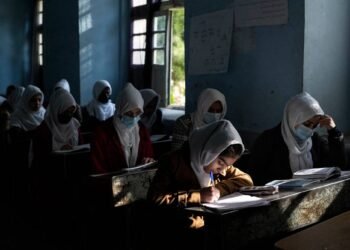 یونسکو افغانستانده ۴.۴ میلیون قیز اۉقیش‌دن محروملیگیدن خبر بېردی