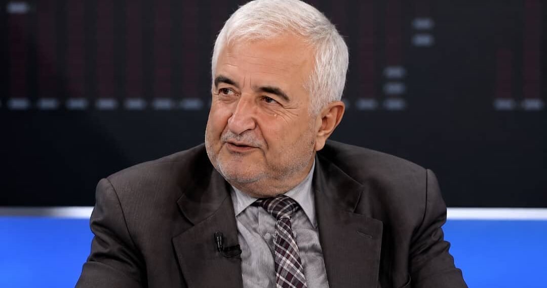 تدقیقچی، شاعر، یازووچی، سیاسی تحلیلچی-اسدالله ولوالجی