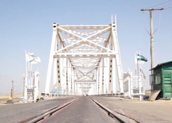 طالبان حیرتان بندریده اۉزبېکستان‌دن آلیب کېلینگن قوریلیش موادلری و بطرینی قیترگن