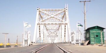 طالبان حیرتان بندریده اۉزبېکستان‌دن آلیب کېلینگن قوریلیش موادلری و بطرینی قیترگن