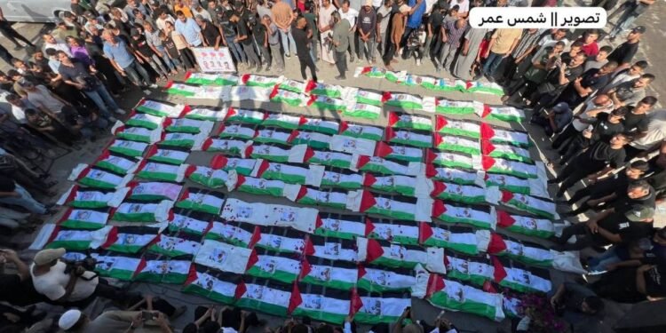 غزه‌ده تۉپراق آستیدن چیقریلگن یوزدن آرتیق کیشی‌نینگ جنازه‌ مراسمی اۉتکزیلدی