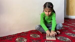 صالحه نینگ  کۉزلری دوالنیشنی کوتماقده