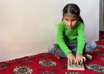 صالحه نینگ  کۉزلری دوالنیشنی کوتماقده