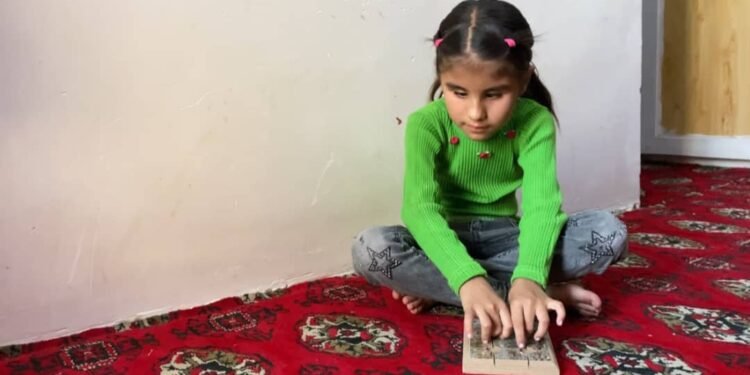 صالحه نینگ کۉزلری دوالنیشنی کوتماقده