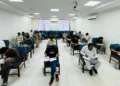 پاکستان حکومتی بو مملکتده طبیات یۉنه‌لیشیده اۉقی‌یاتگن افغانستانلیک طلبه‌لرنی چیقره‌دی