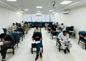 پاکستان حکومتی بو مملکتده طبیات یۉنه‌لیشیده اۉقی‌یاتگن افغانستانلیک طلبه‌لرنی چیقره‌دی