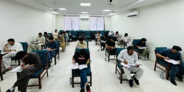 پاکستان حکومتی بو مملکتده طبیات یۉنه‌لیشیده اۉقی‌یاتگن افغانستانلیک طلبه‌لرنی چیقره‌دی