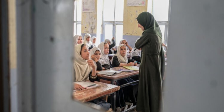 یونیسف افغانستانده ۲.۶ میلیون‎‌دن آرتیق قیز اۉقیش‌دن محروم اېکنینی اعلام قیلدی