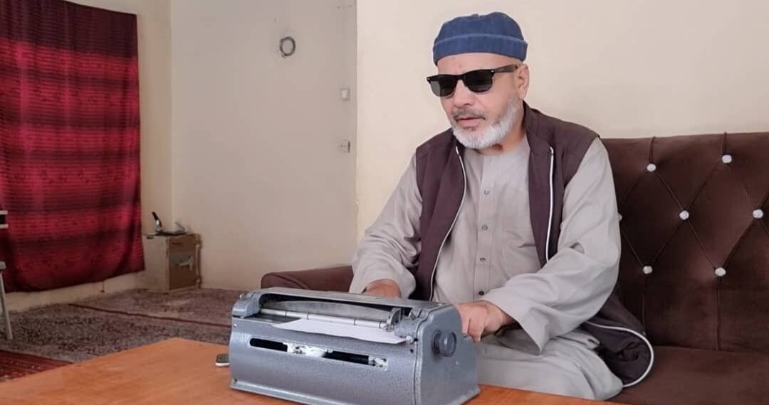 افغانستانده‌ کۉزی عاجز انسانلر؛ تعلیمده‌گی چېکلاولردن تارتیب تېنگ ایش امکانیتلری‌نینگ یۉقلیگیگچه