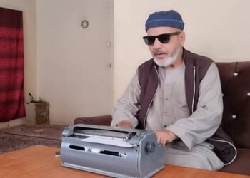 افغانستانده‌ کۉزی عاجز انسانلر؛ تعلیمده‌گی چېکلاولردن تارتیب تېنگ ایش امکانیتلری‌نینگ یۉقلیگیگچه